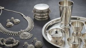 Silver Rate Today: साल के आखिरी दिन सोने के साथ-साथ चांदी भी हुई सस्ती? कितना है आपके शहर में सिल्वर का रेट?