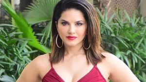 Sunny Leone को लेकर मचा बड़ा हंगामा, मथुरा में हुआ बवाल, New Year पार्टी में होगा कौन सा धमाका?