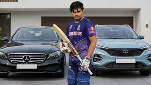 14 साल की उम्र और गैराज में करोड़ों की Mercedes! वैभव सूर्यवंशी का कार कलेक्शन देख उड़ जाएंगे होश