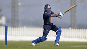 Vijay Hazare Trophy में विराट-विराट! कोहली का शतक देखने पेड़ों पर चढ़े फैंस, VIDEO वायरल 