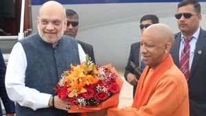 बीमारू से बेमिसाल बना UP: 76वें स्थापना दिवस के जश्न में शामिल हुए अमित शाह, योगी के विकास मॉडल की हुई सराहना