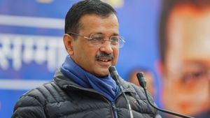 फुटबॉल खिलाड़ियों के समर्थन में उतरे अरविंद केजरीवाल, खेलों को राजनीति नहीं पारदर्शी गवर्नेंस चाहिए