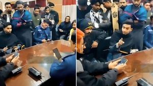 Bangladesh Violence: 'मैंने ही उस हिंदू को जलाया', पुलिस के सामने हत्या की शेखी बघार रहा अपराधी, वीडियो वायरल