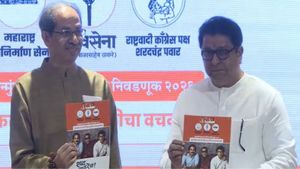 BMC Elections: उद्धव ठाकरे और राज ठाकरे ने जारी किया घोषणा पत्र, फ्री बिजली समेत जानें क्‍या-क्‍या किए वादे? 