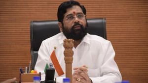 BMC Election: चुनाव से पहले एकनाथ शिंदे को तगड़ा झटका, एक साथ 200 कार्यकर्ताओं ने छोड़ी शिवसेना 