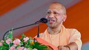 UP School Holiday: यूपी सरकार का बड़ा फैसला, कड़ाके की ठंड के चलते 8वीं तक के स्कूलों की बढ़ीं छुट्टियां