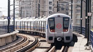 Delhi Metro Smart Card: मेट्रो स्टेशन पर नहीं मिल रहे स्मार्ट कार्ड? घबराएं नहीं DMRC ने दी बड़ी राहत