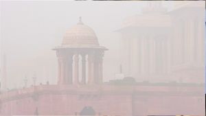 Delhi-NCR Weather Update: दिल्ली में ठंड का सितम जारी! घने कोहरे को लेकर IMD का येलो अलर्ट, कब होगी बारिश?