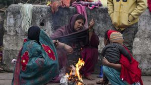 Delhi NCR Rain: झमाझम बारिश के साथ हुई दिल्ली की सुबह, शीतलहर-कोहरे का येलो अलर्ट, कैसा रहेगा इस सप्ताह मौसम?
