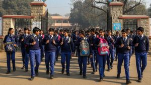 Delhi School: कन्फ्यूजन खत्म! दिल्ली के किन छात्रों को रोज जाना होगा स्कूल, किनके लिए जारी रहेगा हाइब्रिड मोड?