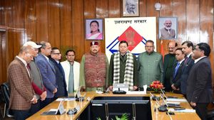 Dhami cabinet decision ग्रीन हाइड्रोजन नीति 2026 समेत 8 प्रस्तावों पर मुहर, अजीत पवार के निधन पर रखा मौन