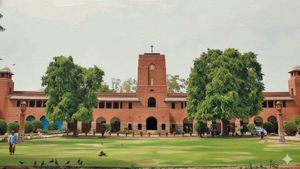 DU Fee Hike: दिल्ली यूनिवर्सिटी में पढ़ना अब और भी महंगा, 6 महीने में दूसरी बार बढ़ी फीस, अब लगेंगे कितने पैसे?