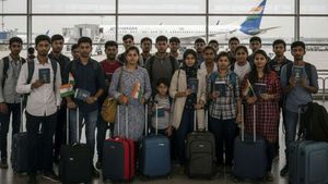 Iran Crisis: आज किया जाएगा भारतीयों को एयर लिफ्ट, इमरजेंसी एडवाइजरी और हेल्पलाइन नंबर जारी