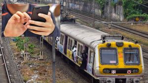 Mumbai local train: लोकल ट्रेन में मोबाइल के चक्कर में युवक ने की खौफनाक हरकत, दहशत में आए यात्री 