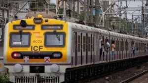 Mumbai local train: मुंबई लोकल ट्रेन के इन रूटों पर रहेगा मेगा ब्लॉक, तीनों लाइनों की ट्रेनें होंगी प्रभावित 