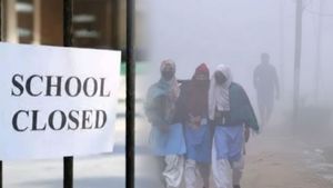UP School Closed: यूपी में ठंड के कारण स्कूलों में फिर बढ़ी छुट्टियां, चेक करें डीएम का नया आदेश