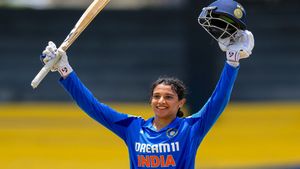 Smriti Mandhana जिस बैट से बनाती हैं दनादन रन, कितनी है उसकी कीमत और कैसे होता है तैयार?