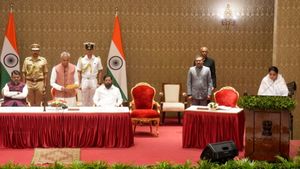 महाराष्‍ट्र की पहली डिप्‍टी सीएम सुनेत्रा पवार को नहीं मिला वित्‍त मंत्रालय, जानें कौन से विभाग संभालेगी 