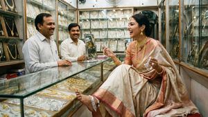 UP Gold Silver Rate Today: यूपी के बड़े शहरों में आज क्या है गोल्ड-सिल्वर का रेट? लखनऊ-अयोध्या में तेज उछाल? 