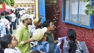 UP Board Exam 2026: प्रैक्टिकल में नंबरों का खेल करने वालों की खैर नहीं! अब मोबाइल App रखेगा नजर