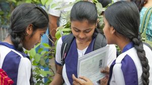 UP Board Exam: नकल माफियाओं पर नकेल! कंट्रोल रूम से केंद्रों की लाइव निगरानी, छात्रों के लिए हेल्प डेस्क जारी