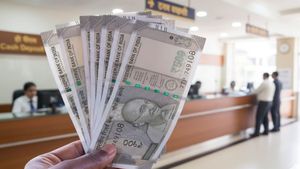 UP Pension: पेंशनभोगियों के लिए खुशखबरी! बुजुर्गों, विधवाओं और दिव्यांगों के खाते में आएंगे इतने ज्यादा पैसे