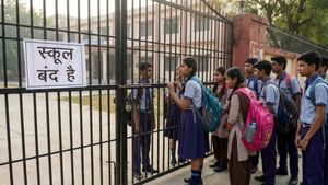 Uttar Pradesh School Closed List: लखनऊ समेत 8 जिलों में आज स्कूल बंद, जानें कबसे खुलेंगे?