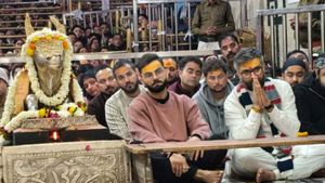 इंदौर वनडे से पहले बाबा की शरण में विराट कोहली, ताली बजाकर कीर्तन में लीन हुए किंग, वीडियो तेजी से वायरल