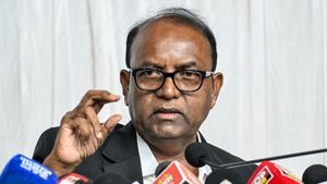 Dinesh Waghmare: कौन हैं IAS दिनेश वाघमारे? महाराष्ट्र चुनाव आयुक्त के हर फैसले पर क्यों उठ रहे हैं सवाल