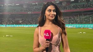 कौन हैं WPL में ये मिस्ट्री एंकर? खूबसूरती में स्मृति मंधाना को दी मात, फैंस बोले- मैच छोड़ो इसे देखो!
