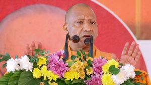 UP News: योगी सरकार में अब घर बैठे मिलेगा योजनाओं का पैसा, बस बनवा लें ये एक कार्ड