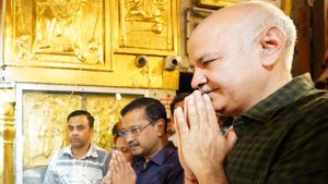 अरविंद केजरीवाल और सिसोदिया ने हनुमान मंदिर में माथा टेका, कोर्ट में जीत के बाद भगवान से लिया आशीर्वाद 