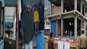 CHAMOLI  निर्माणाधीन सरकारी बिल्डिंग में नमाज पढ़ने का वीडियो वायरल, मचा बवाल, प्रशासन ने की ये कार्रवाई 