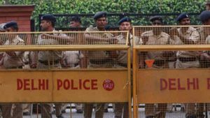 Delhi School Bomb Threat: दिल्ली के दो बड़े स्कूलों को उड़ाने की धमकी, मौके पर पहुंची पुलिस और बम निरोधक दस्ता