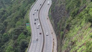Mumbai Pune Expressway पर फंसे लोगों को मिलेगा टोल-रिफंड, 33 घंटे का लगा था जाम,  ₹5.16 करोड़ लौटाएगा MSRDC  