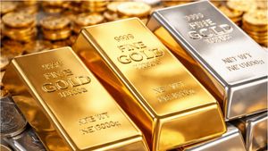 Gold Silver Price: चांदी फिर हुई महंगी, लेकिन सोना हुआ सस्ता, आपके शहर में क्या है गोल्ड सिल्वर का रेट
