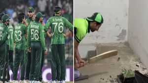 IND vs PAK: पाकिस्तान में बवाल, फैंस ने सड़कों पर पटके टीवी, मंडराया वर्ल्ड कप से बाहर होने का खतरा 