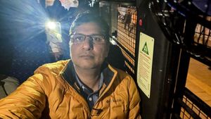 Janakpuri Pothole Incident: AAP नेता Saurabh Bhardwaj पुलिस हिरासत में, जारी किया चौंकाने वाला VIDEO 