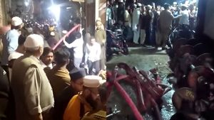 Meerut Fire: नमाज पढ़ने गए थे पिता, गोदाम की आग ने उजाड़ दिया पूरा परिवार, 5 बच्चों समेत 6 की मौत