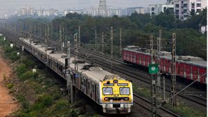 Mumbai local train: मुंबई लोकल यात्रियों के लिए खुशखबरी, 4 नई ट्रेनों की घोषणा, जानें रूट और टाइमटेबल 