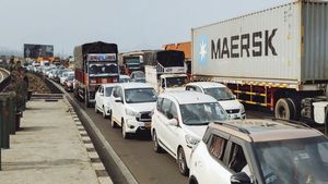 पुणे-मुंबई एक्सप्रेसवे पर 24 घंटे तक लगा जाम, हजारों गाड़िया फंसी, 20 km तक ट्रैफिक क्‍यों हुआ ठप? देखें Video