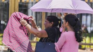 Mumbai Weather: फरवरी में पसीने छुड़ा रही गर्मी, 35 डिग्री पहुंचा पारा, IMD का बारिश पर अपडेट