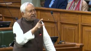 Nitish Kumar Viral Video: 'चुपचाप बैठिए, हम 2002 हैं', नीतीश बाबू ने फिर कर दी 'गलती से मिस्टेक'