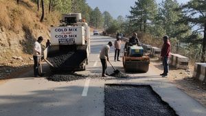 Pauri Garhwal सड़कों पर गड्ढों का तुरंत इलाज, क्या है कोल्ड मिक्स तकनीक जिससे ट्रैफिक पर नहीं लग रहा ब्रेक