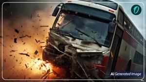 Purvanchal Expressway Accident Reason: डबल डेकर बस पलटी, 5 लोगों की मौत-16 लोग घायल 