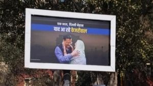 दिल्ली में बीजेपी सरकार का एक साल पूरा होने पर लगे  'याद आए केजरीवाल' के पोस्टर
