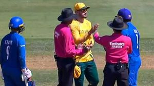 SA vs AFG: मोहम्मद नबी की लाइव मैच में अंपायर से टक्कर, डबल सुपर ओवर गेम में पक्षपात का आरोप