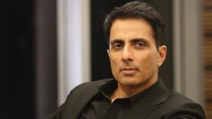 Ghaziabad में 3 बहनों की मौत पर ये क्या बोल गए Sonu Sood? 90 सेकंड के वीडियो ने मचाई सनसनी, सामने रखा ऐसा सच