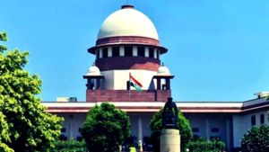 SC On Delhi Pollution: दिल्ली की जहरीली हवा पर सुप्रीम कोर्ट हुआ सख्त, प्रदूषण से बचने का बताया आखिरी रास्ता