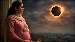 Surya Grahan Myths Facts: प्रेग्नेंट महिला घर में रहे, सोना-खाना मना है! जानिए ग्रहण के 8 मिथक और सच 